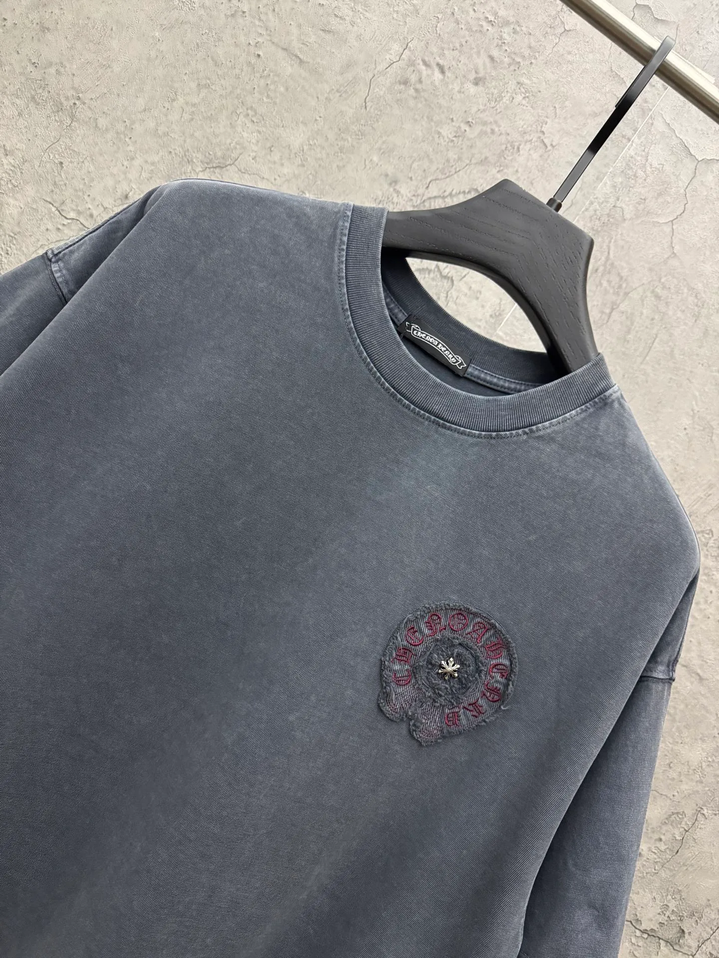 P240 top version, real shot without P, ​​different from market currency) 𝗖𝗵𝗿𝗼𝗺𝗲 𝗛𝗲𝗮𝗿𝘁𝘀/Croxin 2026 spring new original single counter American washed patch embroidered couple short sleeves 👑The highest version! Customized fabric 320 grams, washed and fried. Best-selling model at the counter. Very comfortable to wear. Accessories: Original molded and authenticated collar label➕100% silk wash label. Genuine purchase-grade original hangtag➕matching hanging rope➕3D hanging beads➕original packaging bag. Craftsmanship: The original version has consistent wiring! The highest version of the armhole matching technique! Color: Gray Black Size: S M L XL Style No.: 6602